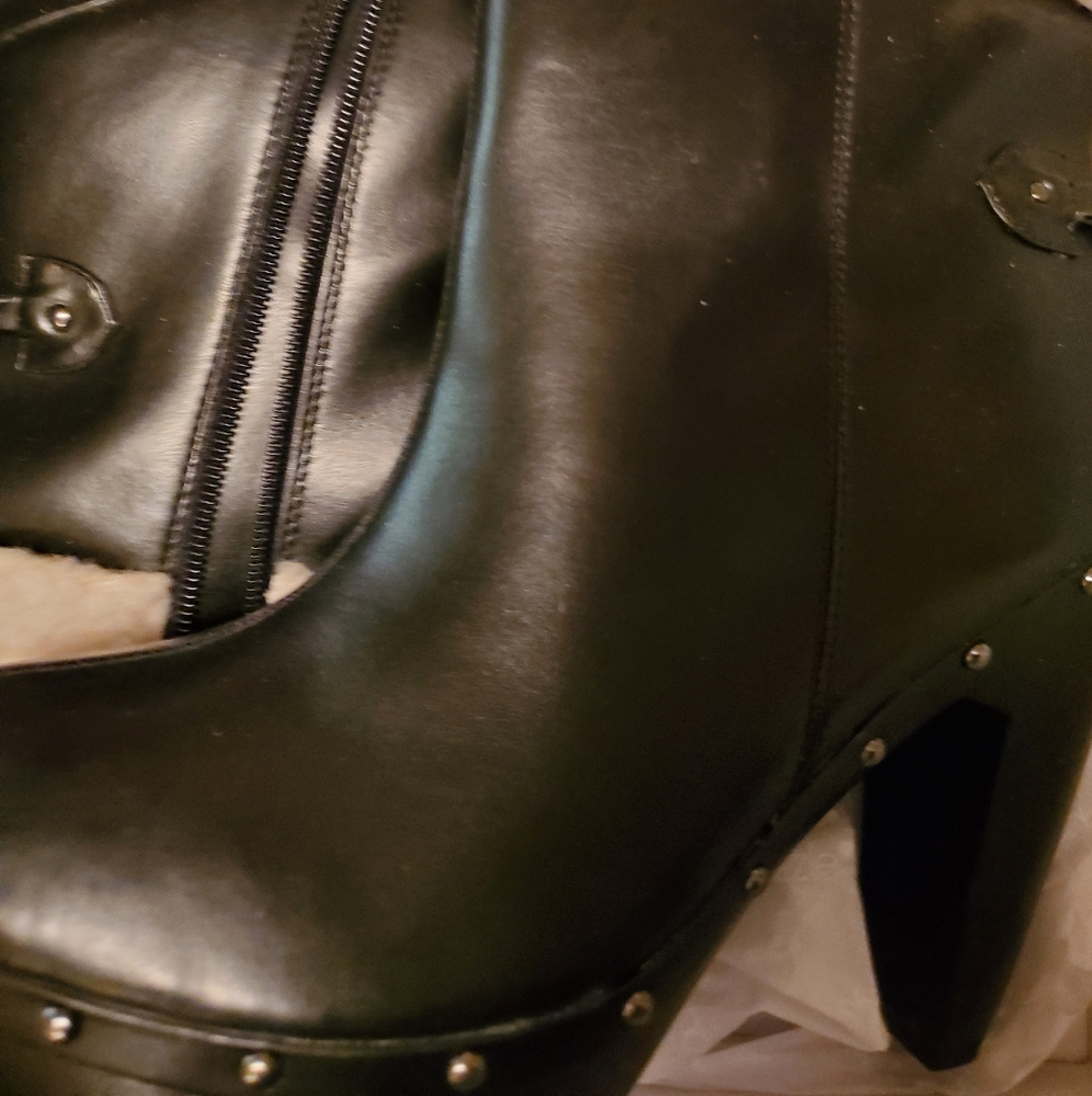 Shoe dazzle bootie